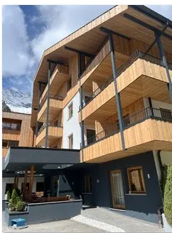 Holzfassade eines Hotels von Rieder