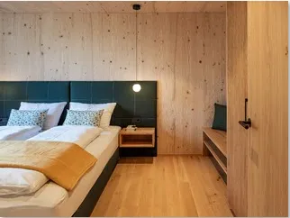 Zimmer mit Holzwänden von Rieder